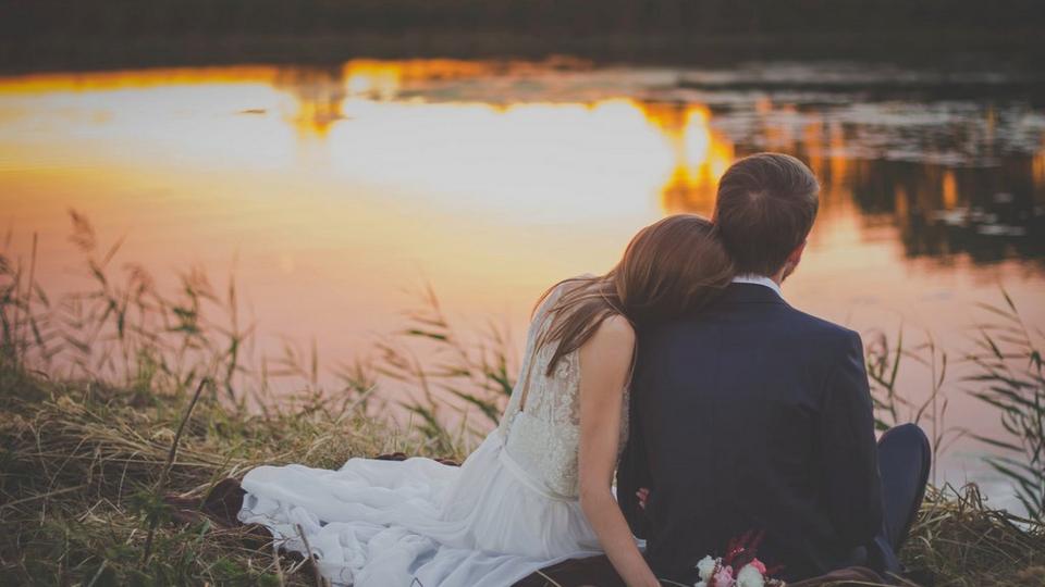 wedding-couple-by-river